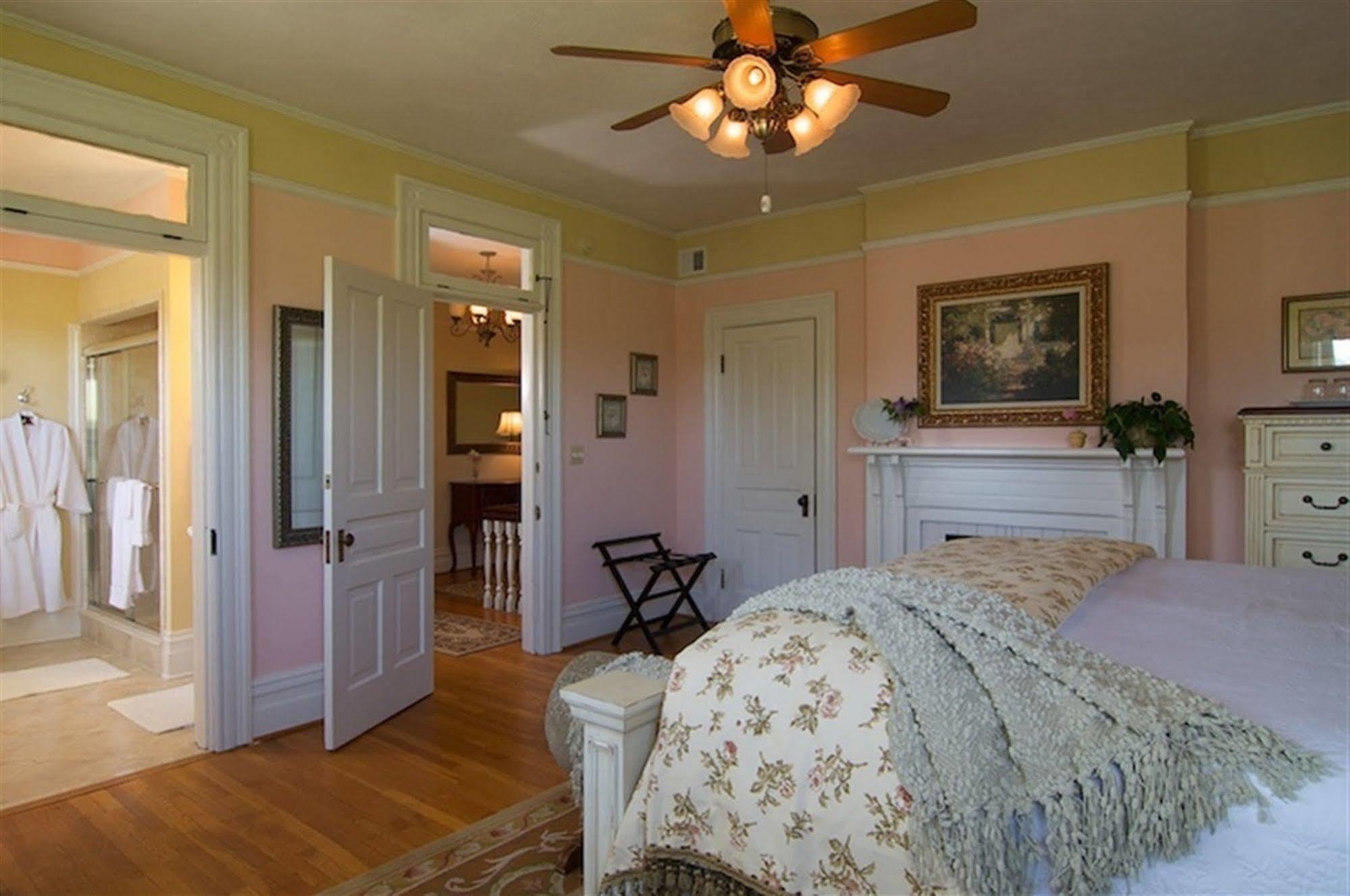 Oak Hill On Love Lane Bed And Breakfast Inn Waynesville Cameră foto